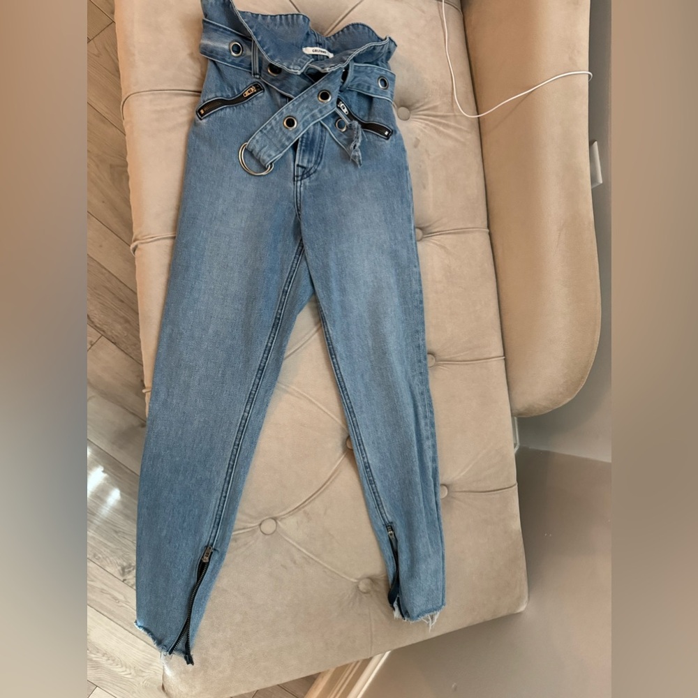 High rise w self belt  and zip bottoms